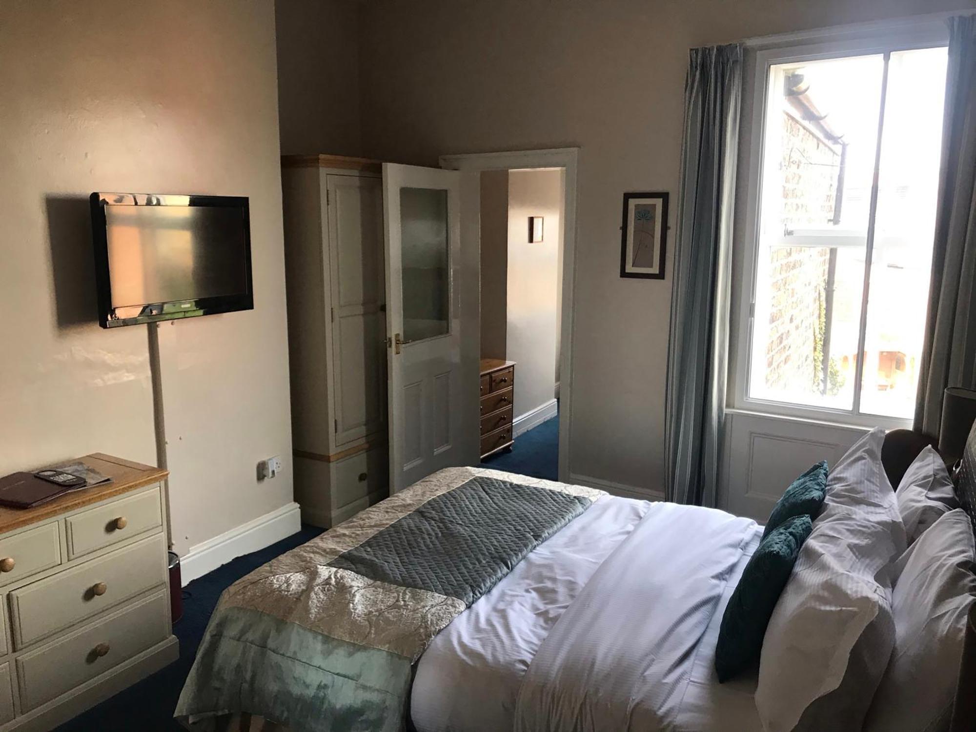 The Apple House 4*